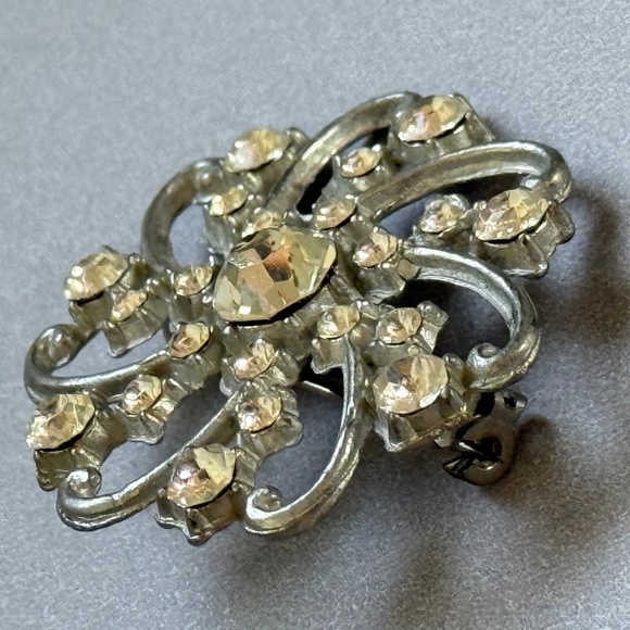 VINTAGE Small Clear Faceted Rhinestone Floral Brooch Silver - Picture 5 of 6